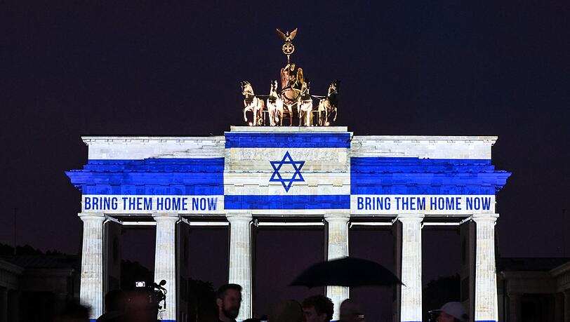 Das Brandenburger Tor ist in den Farben der israelischen Flagge angestrahlt.