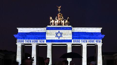 Das Brandenburger Tor ist in den Farben der israelischen Flagge angestrahlt.