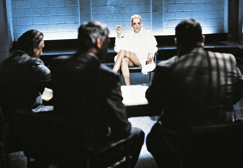 Einer der berühmtesten Szenen der Filmgeschichte: Catherine Tramell (Sharon Stone) wird von der Polizei verhört. Einer der berühmtesten Szenen der Filmgeschichte: Catherine Tramell (Sharon Stone) wird von der Polizei verhört.