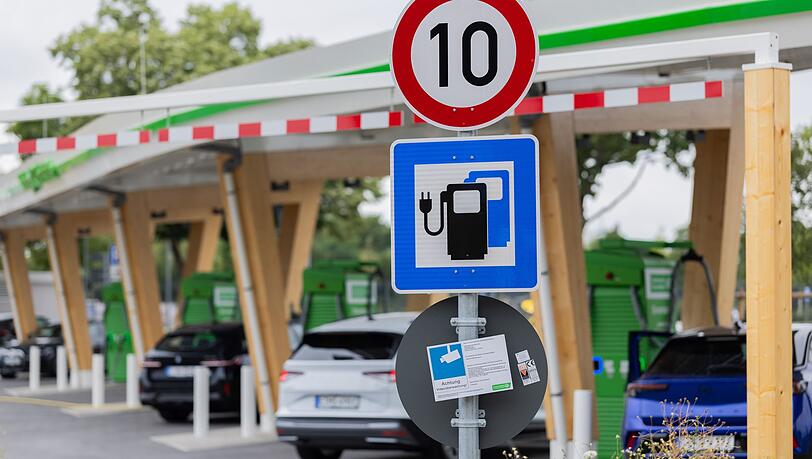 Hohe Spritpreise treiben auch die Preise f&uuml;r neue E-Autos. (Illustration)