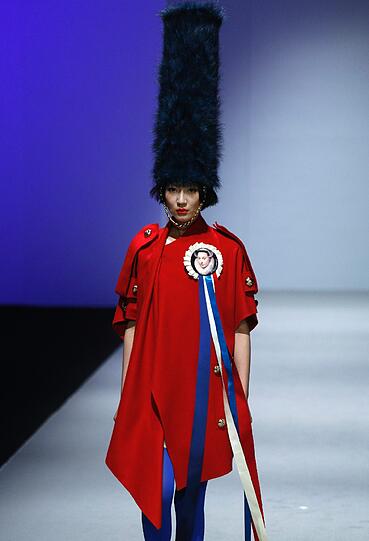 Mit diesem Hut in die U-Bahn? Eher nicht. Ins Theater? Hmm... Andy Ho hat sich für die Fashion Week in Hongkong trotzdem kreativ verwirklicht.