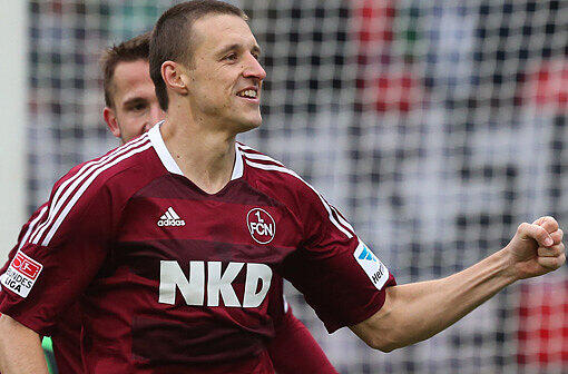 Timmy Simons
Note 2-: Natürlich ist er nicht mehr der Schnellste. Die nötige Ruhe am Ball, die Übersicht und die Routine machen dies aber wett. Ungemein wichtig für die jüngeren Spieler ist der belgische Defensivspezialist. Eine Führungspersönlichkeit mit internationaler Erfahrung darf auch mit 36 Jahren auflaufen.