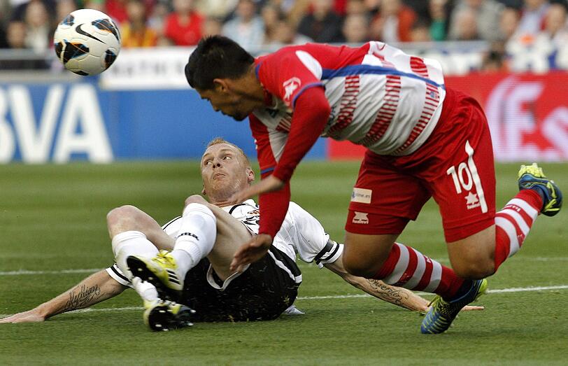 Valencia Jeremy Mathieu (l.) im Zweikampf mit Manuel Nolito (Granada FC).