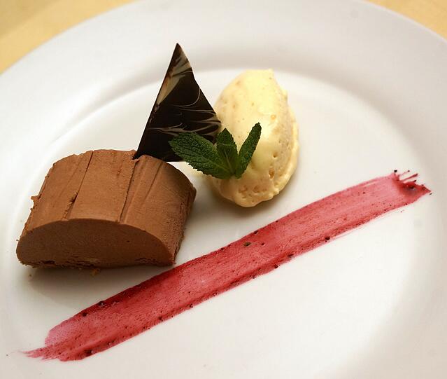 5. GANG - Pralinenparfait mit weißem Schokoladenmousse und Cassislack
Bei diesem süßen Abschluss sind Worte überflüssig. Ein Franke genießt und schweigt. Sie selbst küren Ihren Siegerwein des Abends und lassen das Dinner wahlweise mit dem Weingut Müller oder mit dem Weingut May zu Ende gehen.