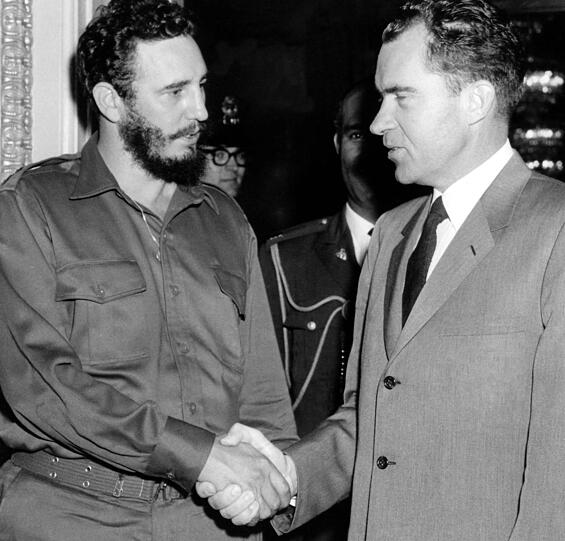 1. April 1959: Amerika sieht rot in seinem Hinterhof. US-Vizepräsident Richard Nixon  (r.) trifft den wenige Monate zuvor an die Macht gekommenen kubanischen Revolutionsführer Fidel Castro. Es sollte Jahrzehnte dauern, bis es zu einer Annäherung zwischen den beiden Ländern kommt.