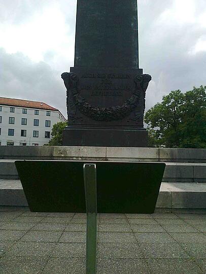 Seit 1933 steht der Obelisk auf dem Platz.