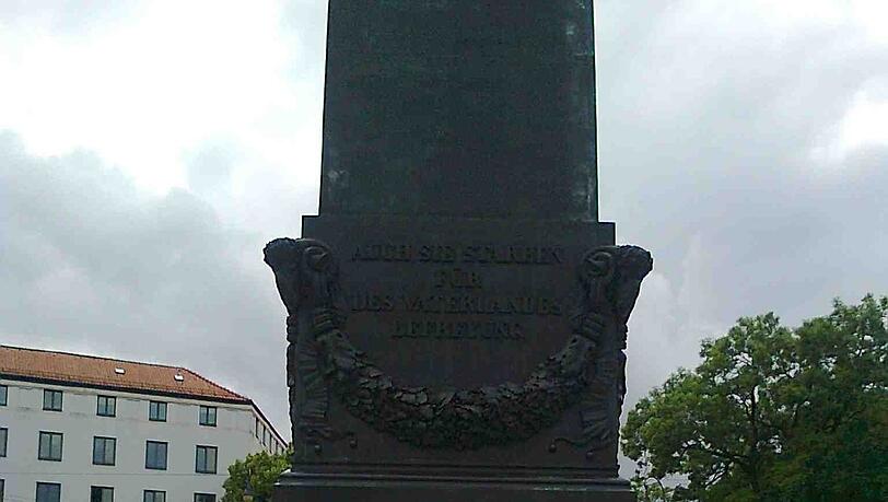 Seit 1933 steht der Obelisk auf dem Platz. Seit 1933 steht der Obelisk auf dem Platz.