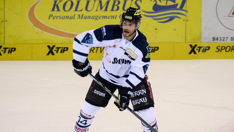Dustin Friesen von Ingolstadt am Puck. Foto: picture alliance / dpa/Archivbild Dustin Friesen von Ingolstadt am Puck. Foto: picture alliance / dpa/Archivbild