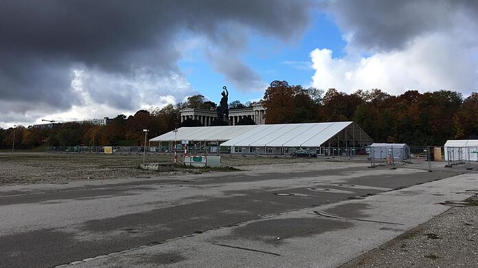 Die Corona-Teststation auf der Theresienwiese wird nun durch ein Wiesnzelt vor Regen und Wind geschützt.