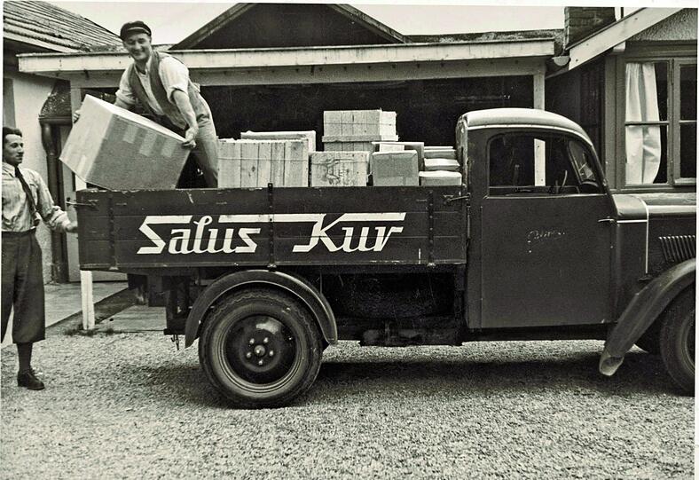 Salus-Auslieferung mit Firmenwagen im Jahr 1938.