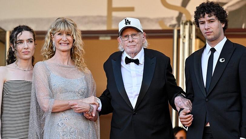 Laura Dern mit ihrem Vater und ihren beiden Kindern auf dem roten Teppich in Cannes. Laura Dern mit ihrem Vater und ihren beiden Kindern auf dem roten Teppich in Cannes.
