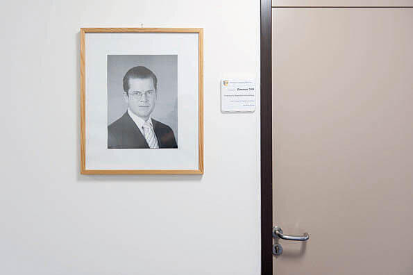 Das Foto zeigt aus einer Serie zeigt eine Szene  aus dem Kreiswehrersatzamt nach Abschaffung der Wehrpflicht. Das Motiv des Fotografen Juri Gottschall wurde in der Kategorie "Serie" ausgezeichnet.