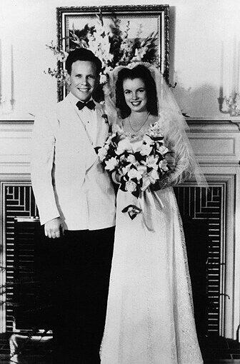 Marilyn Monroe mit ihrem ersten Mann James Dougherty. Bei der Hochzeit war sie 16 Jahre alt.