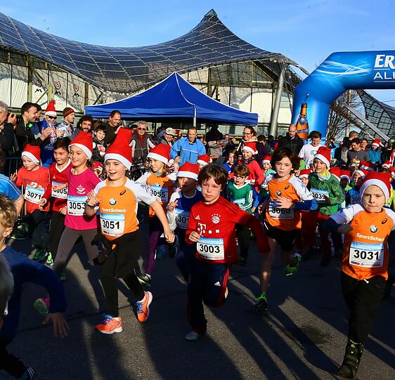 Am Samstag liefen mehr als 1.700 Münchner durch den Olympiapark. Die Bilder vom Nikolauslauf.