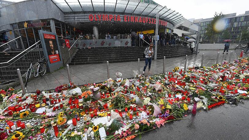 Anteilnahme vor dem OEZ: Am Montag nach der Schießerei trauern Münchner vor dem Einkaufszentrum und gedenken mit Bildern, Blumen und Schildern.
