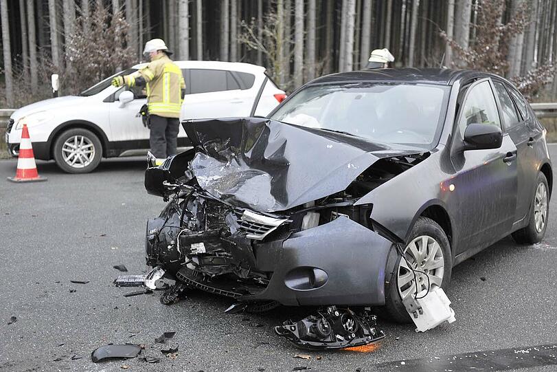 Bei dem heftigen Unfall erlitten drei Personen schwere Verletzungen.