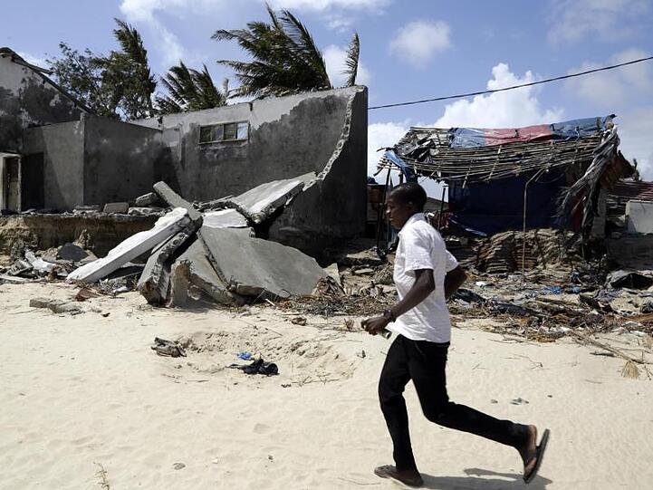 Vom Sturm Mitte März beschädigte Häuser am Strand von Beira in Mosambik. Nun wird das Land erneut von einem Zyklon getoffen.