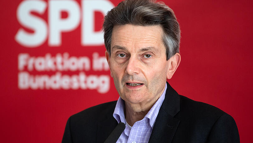 Rolf Mützenich, der Vorsitzende der SPD-Bundestagsfraktion, wurde 1959 in Köln geboren, war als Kind und Jugendlicher Mitglied der "Falken", promovierte über "Atomwaffenfreie Zonen und internationale Politik". Seit 2002 ist er im Bundestag. Rolf Mützenich, der Vorsitzende der SPD-Bundestagsfraktion, wurde 1959 in Köln geboren, war als Kind und Jugendlicher Mitglied der "Falken", promovierte über "Atomwaffenfreie Zonen und internationale Politik". Seit 2002 ist er im Bundestag.