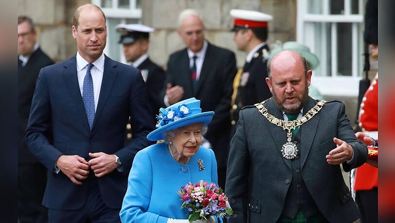 Unter anderem ließ die Queen ein Foto von sich und Enkel William bei der Ceremony of the Keys im Juni 2021 im Holyroodhouse Palast in Edinburgh, Schottland, posten.