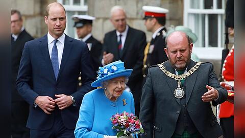 Unter anderem ließ die Queen ein Foto von sich und Enkel William bei der Ceremony of the Keys im Juni 2021 im Holyroodhouse Palast in Edinburgh, Schottland, posten.
