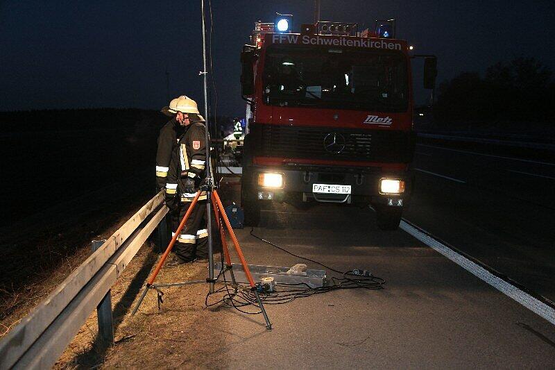 Die schrecklichen Bilder vom Unfall in der Holledau: Ein Teenager starb, als der Polo die steile Böschung hinabstürzte, zwei wurden schwer verletzt.