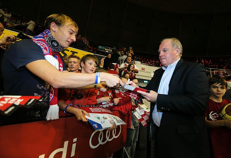 Sein Autogramm ist nach wie vor begehrt: Uli Hoeneß beim Fankontakt.