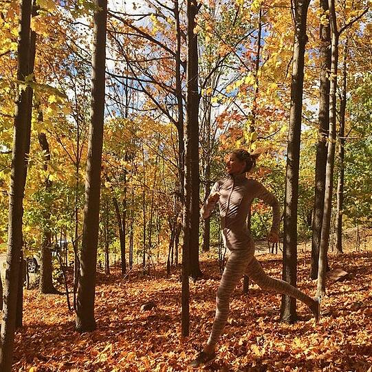 Supermodel Gisele Bündchen (34) macht nicht nur Yoga, das Ausdauertraining kombiniert sie auch gerne mal mit einem Farbrausch im Herbstwald. "Run Forrest, run!", so ihr Kommentar zum Foto.