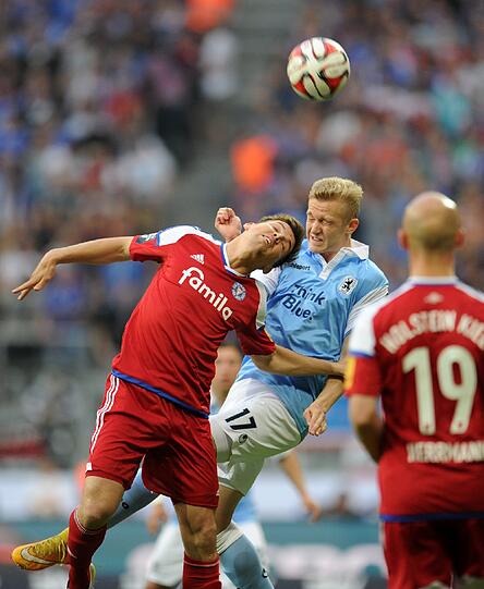 JANNIK BANDOWSKI NOTE 4: Ließ den Ex-Löwen Manuel Schäffler vor dem 0:1 verlängern. Arbeitete danach als linker Außenstürmer daran, den Fehler wieder wettzumachen. Erfolglos.