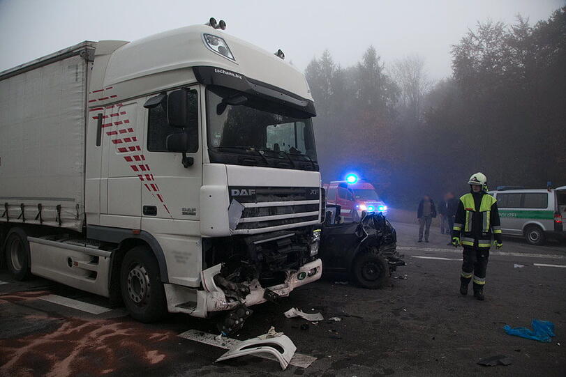 Schwerer Unfall im Morgennebel auf der B20 - die Bilder von der Bergung
