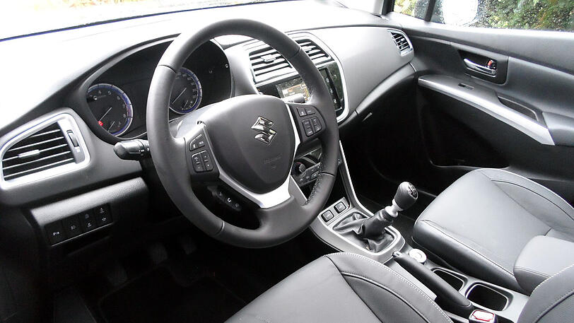 Die Schalter und Hebel und der Touchscreen des Suzuki SX4 S-Cross lassen sich ohne große Eingewöhnung bedienen.
