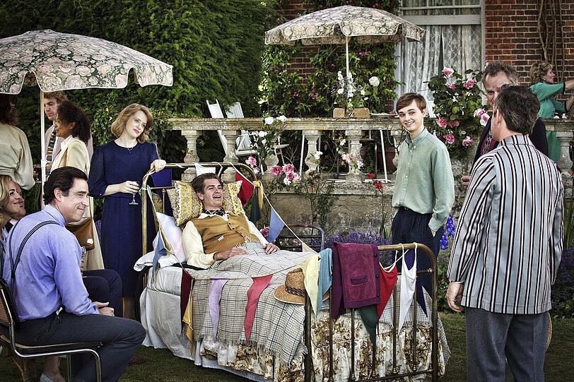 Robin (Andrew Garfield) mit Freunden, Sohn und seiner Frau (Claire Foy, am Kopfende).