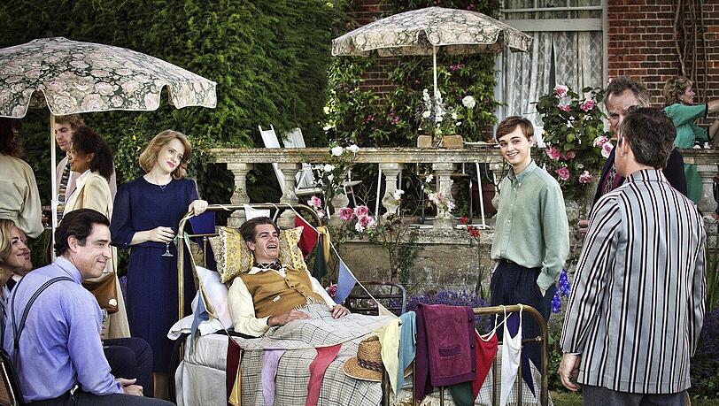 Robin (Andrew Garfield) mit Freunden, Sohn und seiner Frau (Claire Foy, am Kopfende). Robin (Andrew Garfield) mit Freunden, Sohn und seiner Frau (Claire Foy, am Kopfende).