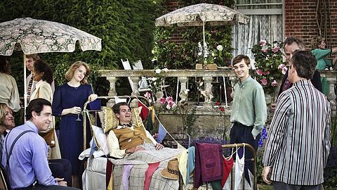 Robin (Andrew Garfield) mit Freunden, Sohn und seiner Frau (Claire Foy, am Kopfende).
