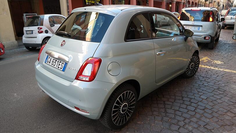 Im quirligen Stadtverkehr von Bologna fühlt sich der Fiat Cinquecento wie daheim.