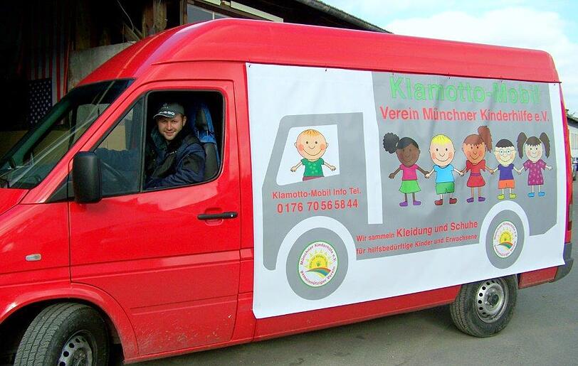Am Klamotto-Mobil des Vereins Münchner Kinderhilfe werden Sachspenden entgegen genommen.