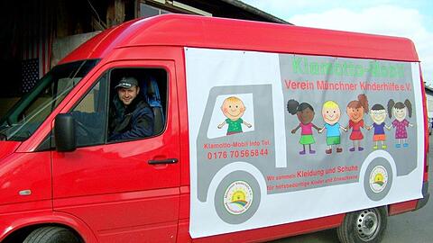 Am Klamotto-Mobil des Vereins Münchner Kinderhilfe werden Sachspenden entgegen genommen.