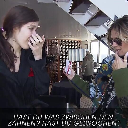 Heidi Klum fragt Julia: "Hast du was zwischen den Zähnen? Hast du gebrochen?"