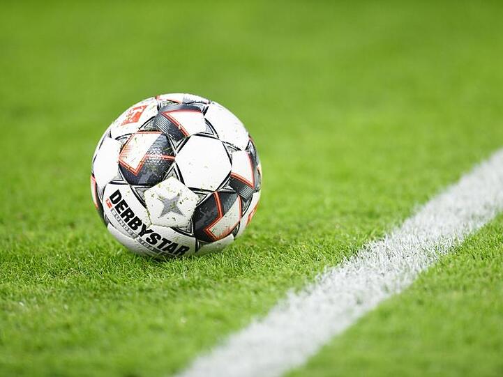 Ein Ball liegt auf dem Spielfeld. Foto: Tobias Hase/dpa/Symbolbild