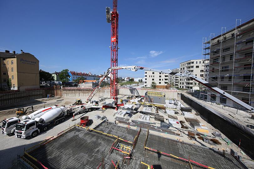 Gerade wird das Fundament für ein Haus gegossen.