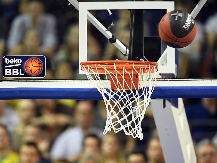 Ein Basketball fliegt in den Korb. Foto: picture alliance / dpa/Symbolbild