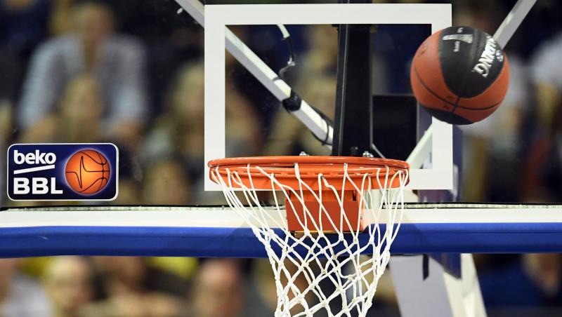 Ein Basketball fliegt in den Korb. Foto: picture alliance / dpa/Symbolbild Ein Basketball fliegt in den Korb. Foto: picture alliance / dpa/Symbolbild