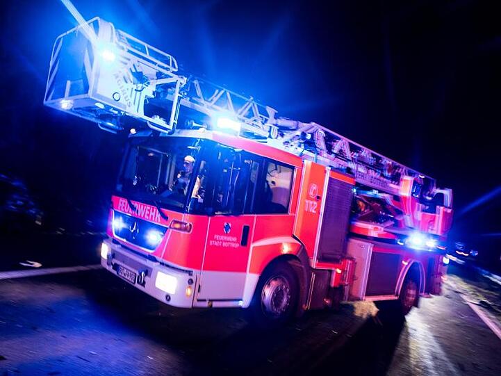 Ein Drehleiterwagen der Feuerwehr. (Archivbild)