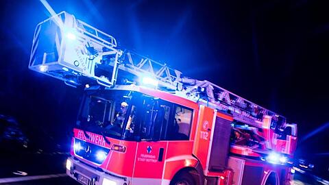Ein Drehleiterwagen der Feuerwehr. (Archivbild)