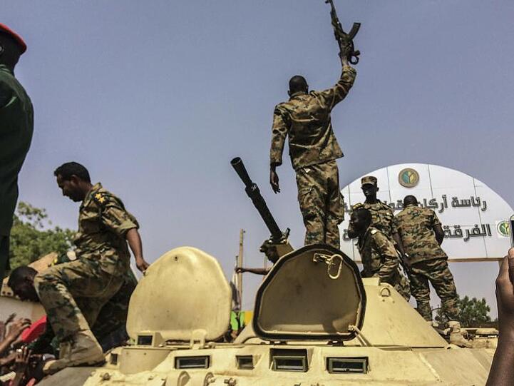 Eine vom Militär geführte Übergangsregierung soll innerhalb von zwei Jahren den Weg für Wahlen im Sudan bereiten.