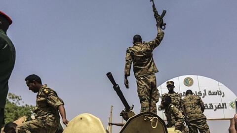 Eine vom Militär geführte Übergangsregierung soll innerhalb von zwei Jahren den Weg für Wahlen im Sudan bereiten.