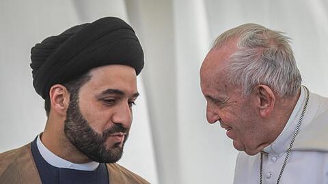 Papst Franziskus im Gespräch mit einem irakischen Geistlichen.