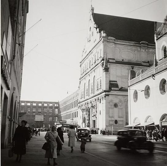 St. Michael und die Ruine der Alten Akademie Anfang der 50er - hinten entsteht der Hettlage.