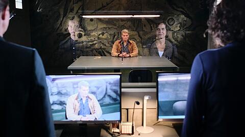 "Tatort: Das Verhör": Entspannt und entgegenkommend gibt sich Hauptmann Kessler (Götz Otto) zu Beginn seiner Vernehmung durch Lena Odenthal (Ulrike Folkerts, r.) und Johanna Stern (Lisa Bitter, l.).
