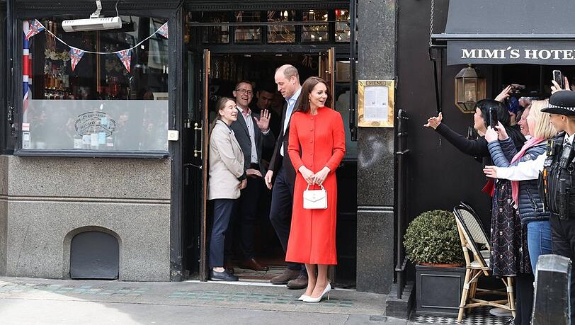 Prinz William und Prinzessin Kate vor dem "Dog and Duck"-Pub.