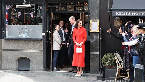 Prinz William und Prinzessin Kate vor dem "Dog and Duck"-Pub.